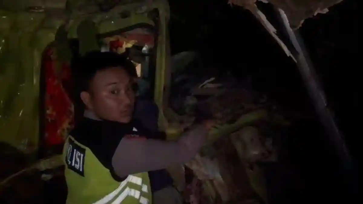 Kronologi Kecelakan Truk Dump di Bangkalan, Rem Blong Hingga Hantam Motor dan Truk Lain