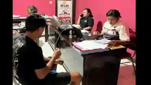 Aparat-kepolisian-dari-Polres-Sikka-sedang-memeriksa-pria-yang-memamerkan-alat-kelaminnya.jpg