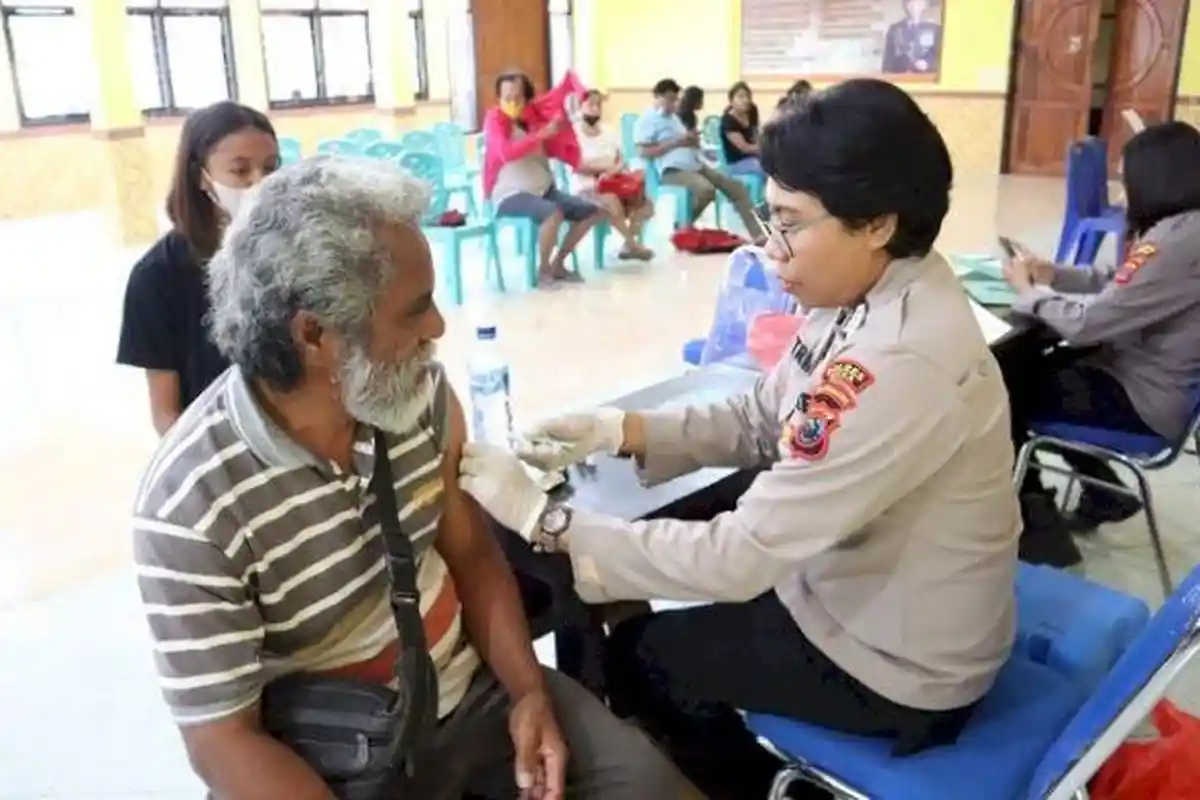 Jelang HUT Bhayangkara ke-77, Polres Sikka Adakan Vaksinasi