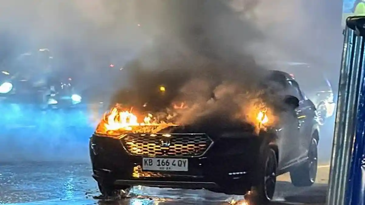 Kalbar Populer Hari Ini: Mobil Terbakar di Ayani II KKR, Motor Terbakar di SPBU Perumda Kapuas Hulu