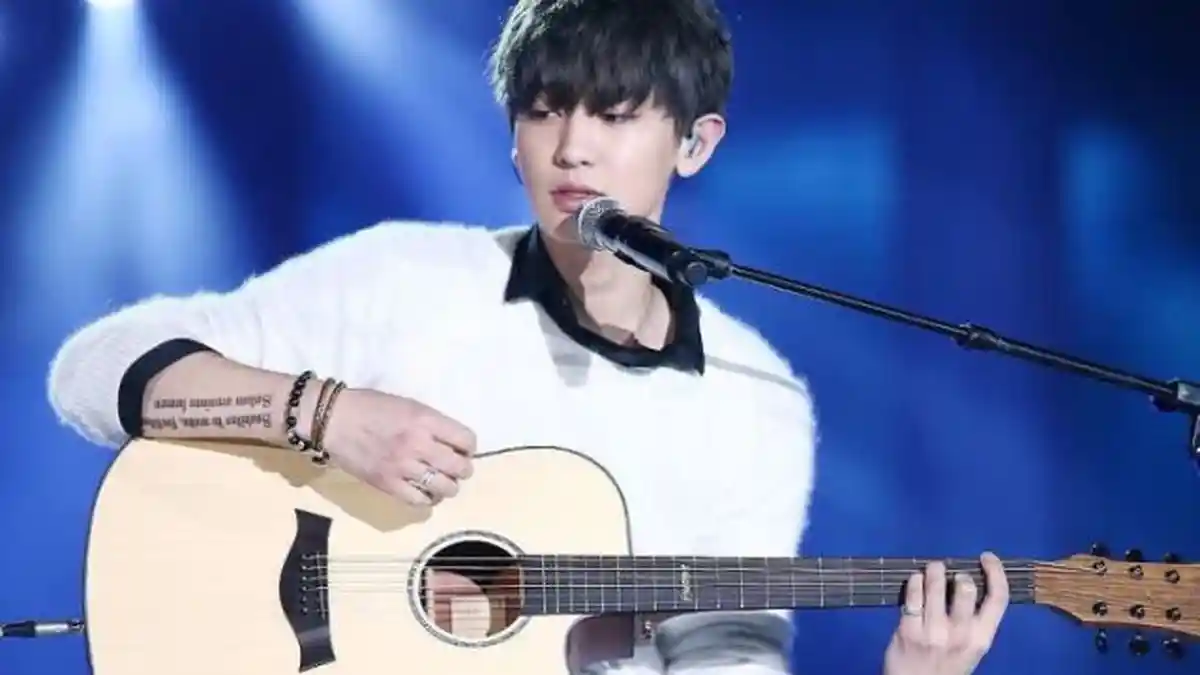 Tujuh K-pop Idol Pria yang Jago Memainkan Gitar