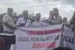 Komisioner-Bawaslu-saat-menemui-massa-aksi-diatas-mobil-tronton-di-depan-Kantor-Bawaslu-Mateng.jpg