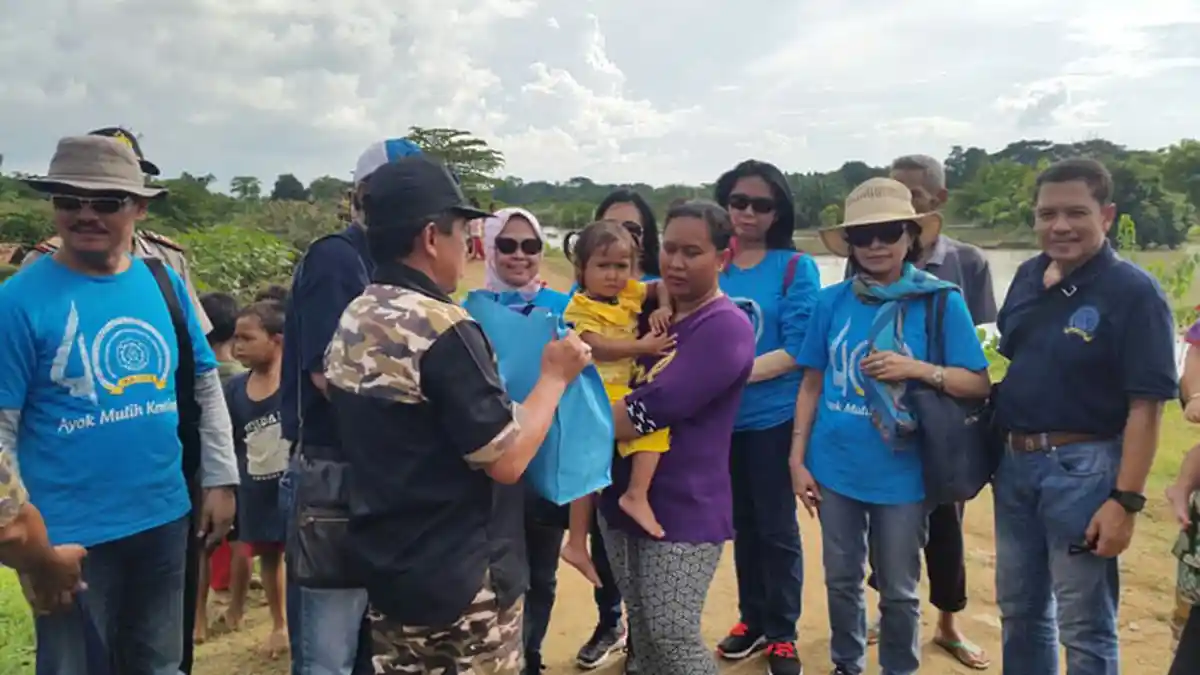 IKA UNS Peduli Korban Bencana Banjir di Bekasi - baksos-ikatan-keluarga-alumni-universitas-negeri-sebelas-maret-2_20160501_155304.jpg