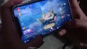 Ilustrasi-game-online-yang-dimainkan-lewat-ponsel-Mobile-Legend-Free-Fire-ff-kode-redeem.jpg