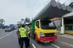 personel-sat-lantas-polresta-probolinggo-sedang-menindak-truk-odol-sabtu-262.jpg
