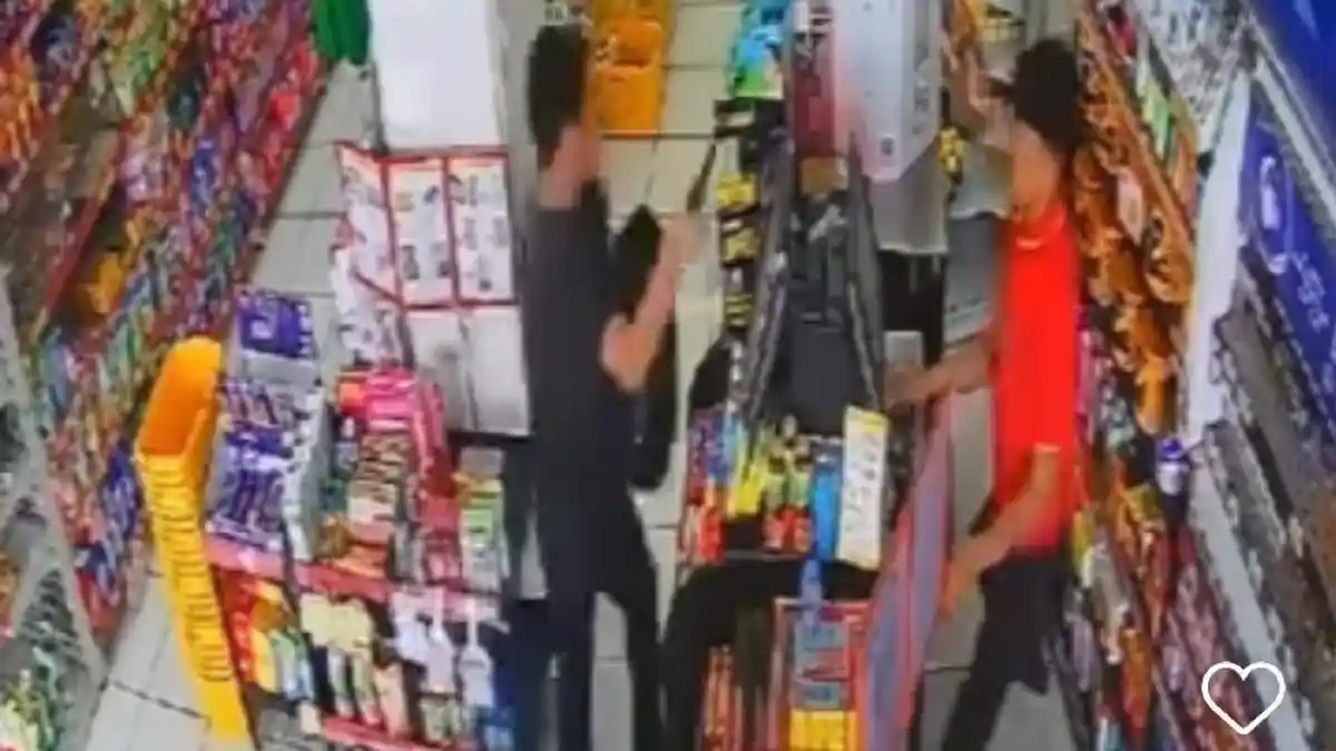 “Serahkan Uangmu!” Detik-detik Rampok Todongkan Parang ke Kasir Minimarket di Cianjur