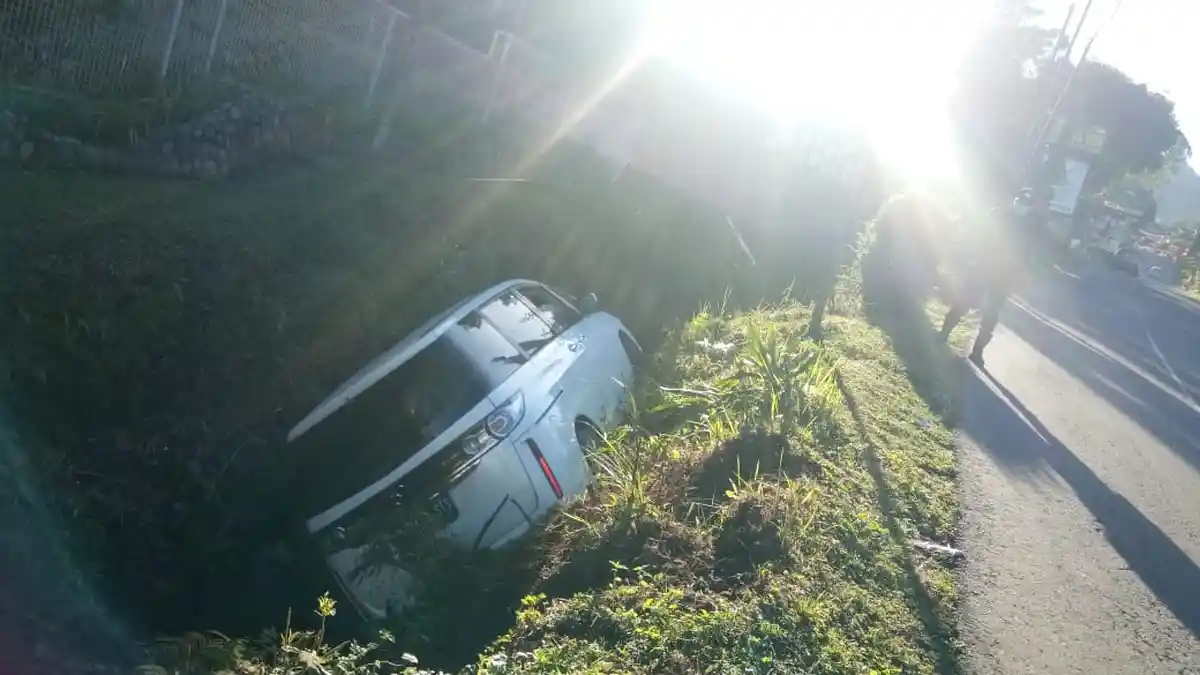 Mobil Mazda Biante Putih Nyemplung ke Selokan di Tawangmangu Karanganyar: Sopir Ngaku Silau