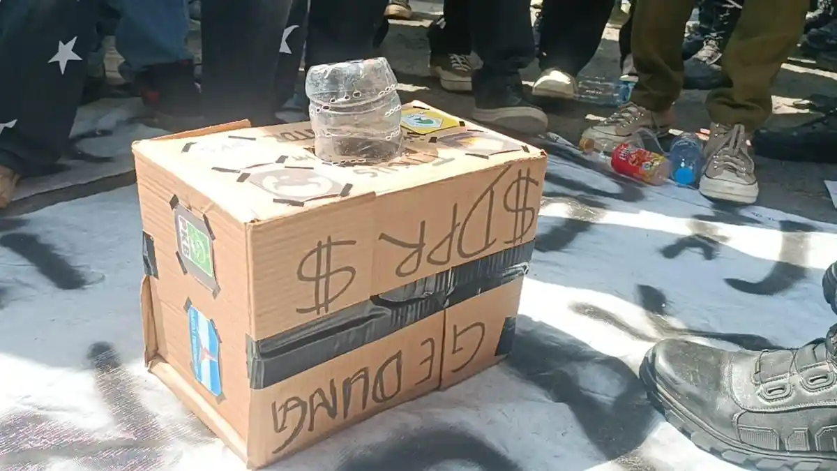 Tuntut DPR Dibubarkan, Ratusan Mahasiswa Bawa Kotak Isinya Bangkai Tikus dan Logo Sejumlah Partai