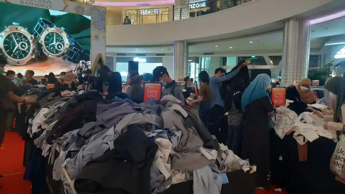 Akhir Pekan Jelang Lebaran, Warga Berburu Diskon Sampai 80% di Pesona Square Depok