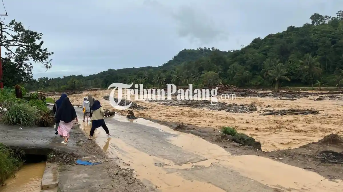 Arus Sungai Batu Busuak Padang Angkut Batu Besar & Kayu, Bahu Jalan Terban, Warga Cemas Galodo Lagi