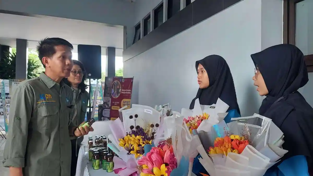 Mahasiswa UBB Olah Kreativitas Buket Bunga dari Limbah Kulit Jagung