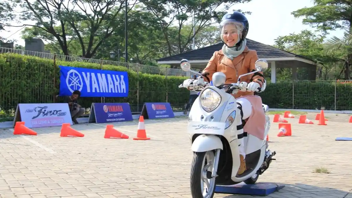 Selebgram Ayu Indriati Akui Suka Naik Motor Yang Begini