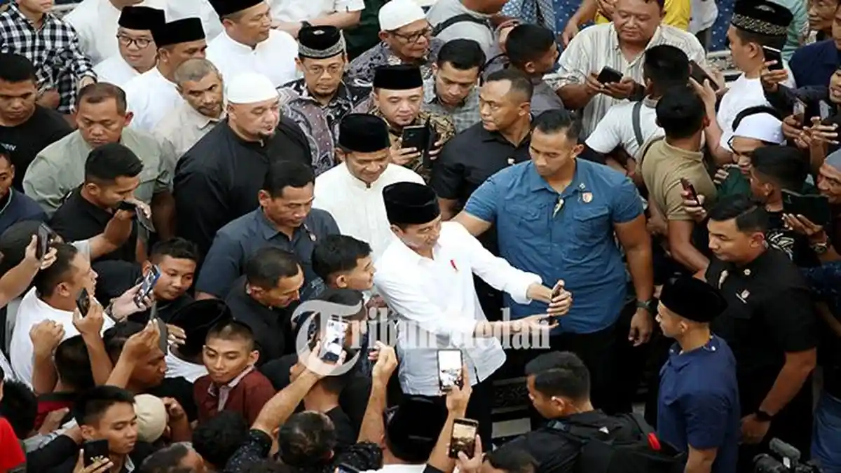 Berita Foto: Didampingi Pj Gubernur Sumatra Utara, Presiden Jokowi Salat Jumat di Masjid Agung Medan - 12042024_SALAT-JUMAT_ABDAN-SYAKURO-7.jpg