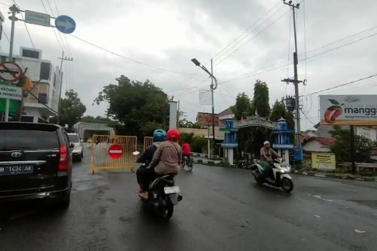 Jalan Alternatif Untuk Menghindari Banjir yang Merendam Jalan Protokol di Sampang Madura