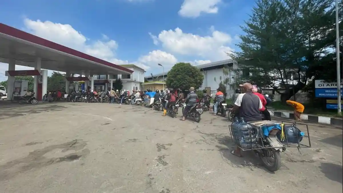 Sopir Truk Sampai Nginap untuk Dapatkan Solar, Antrean di SPBU Jalinsum Tanjung Morawa Mengular
