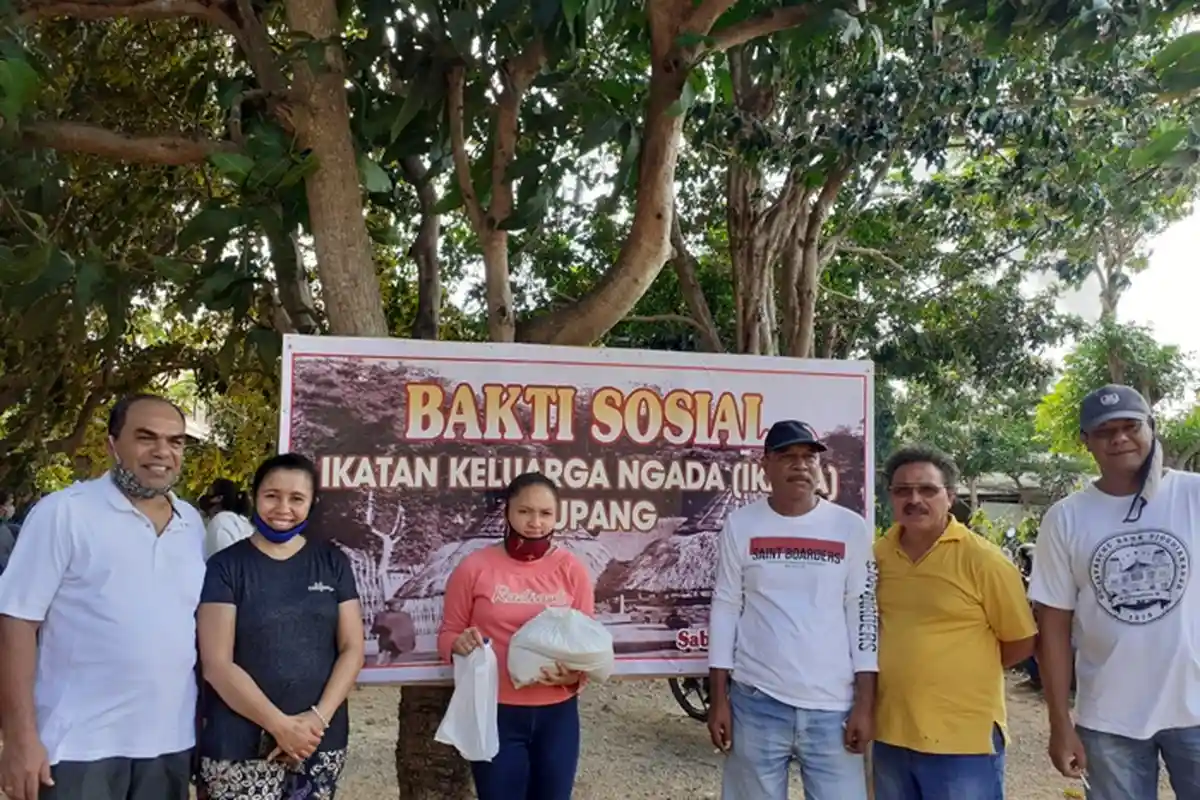 Peduli kemanusian, Ikatan Keluarga Ngada (IKDA) Kupang Bagi Sembako Mahasiswa dan Masyarakat.