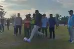 Gelaran-turnamen-Sepak-Bola-itu-berlangsung-di-Lapangan-Gel.jpg