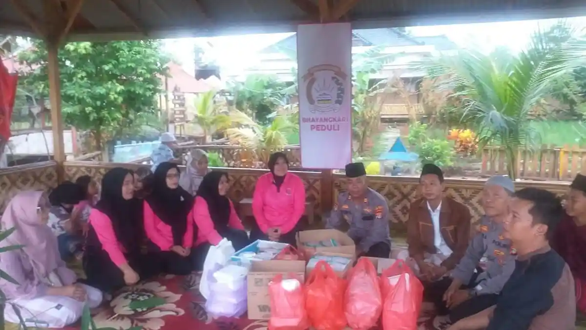 Polsek Metro Timur Polda Lampung Bagi Takjil ke Ponpes