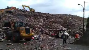 Tumpukan-sampah-di-TPA-Cipayung.jpg