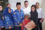 Kepala-Dispendik-Gresik-S-Hariyanto-tengah-bersama-SA-dan-ibu-SA.jpg