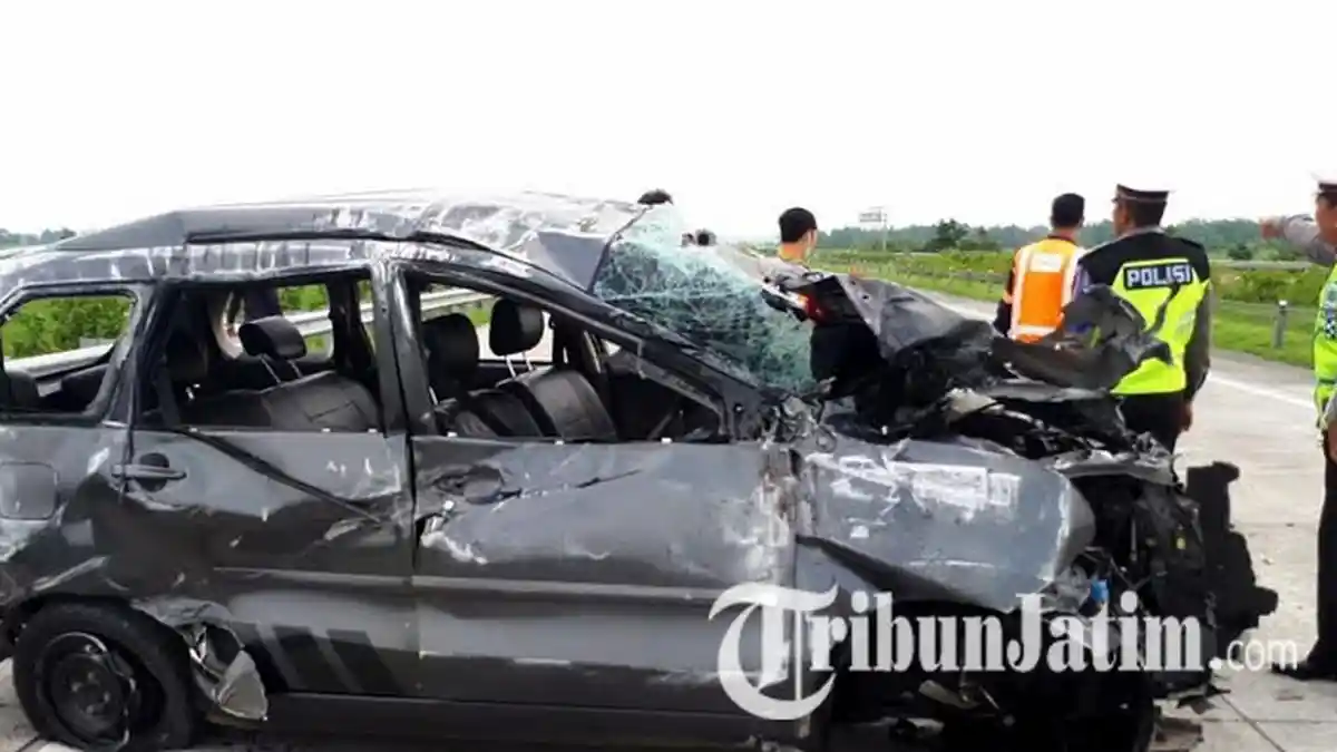 Mobil Bonek Alami Kecelakaan di Tol Kertosono, 8 Penumpang Luka Parah