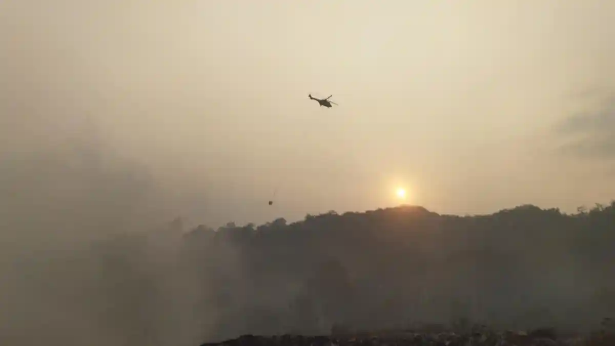 Warga Bandung Diminta Simpan Sampah di Rumah hingga Minggu, Helikopter Padamkan Api di TPA Sarimukti