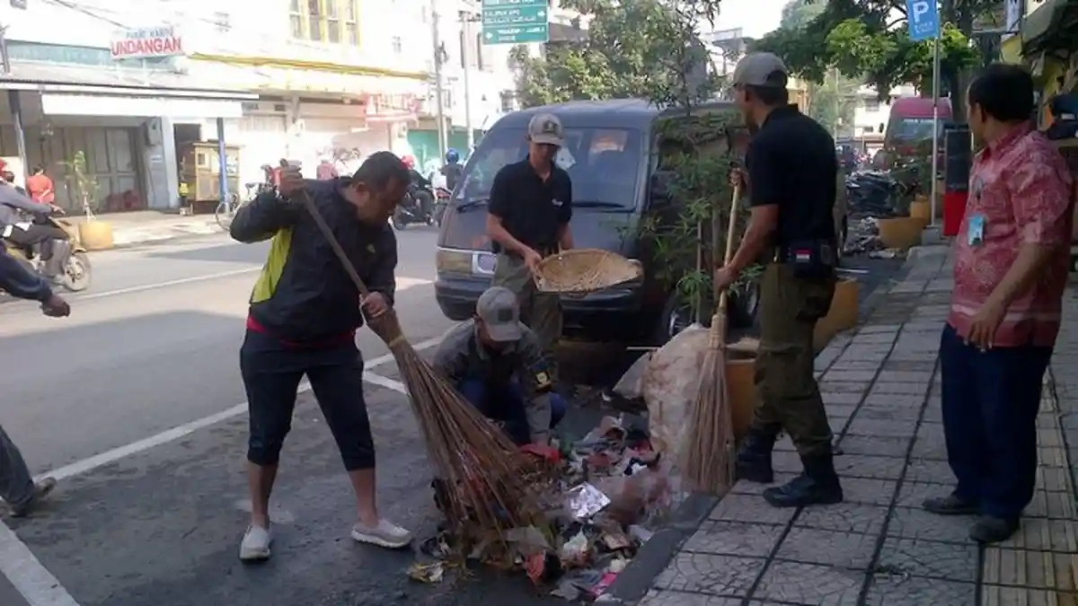 Hanya Satu Jam Sampah Sisa Banjir Pagarsih Terkumpul 2 Meter Kubik