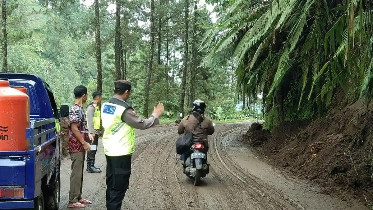 Jalan Provinsi di Brebes Tertimbun Longsor, Pengendara Motor Sempat Terjebak