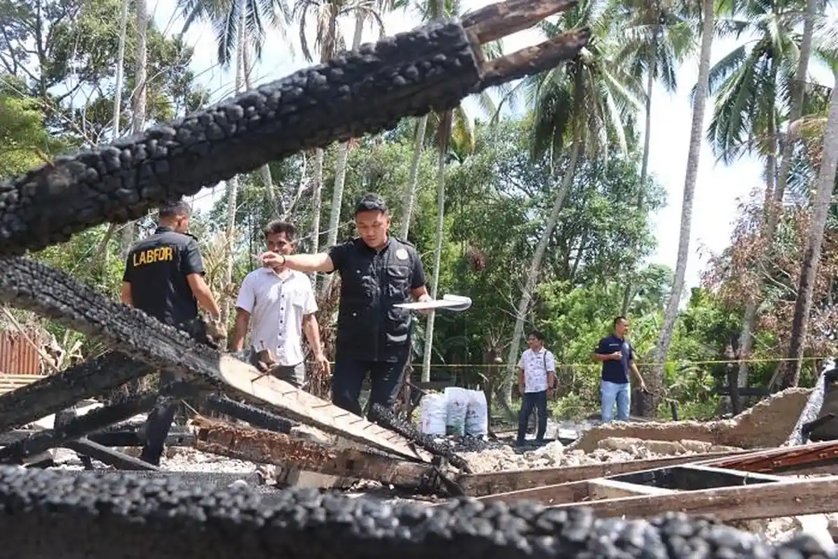 Satreskrim Polres Aceh Selatan & Labfor Polda Sumut Olah TKP Kasus Kebakaran Rumah di Kluet Utara