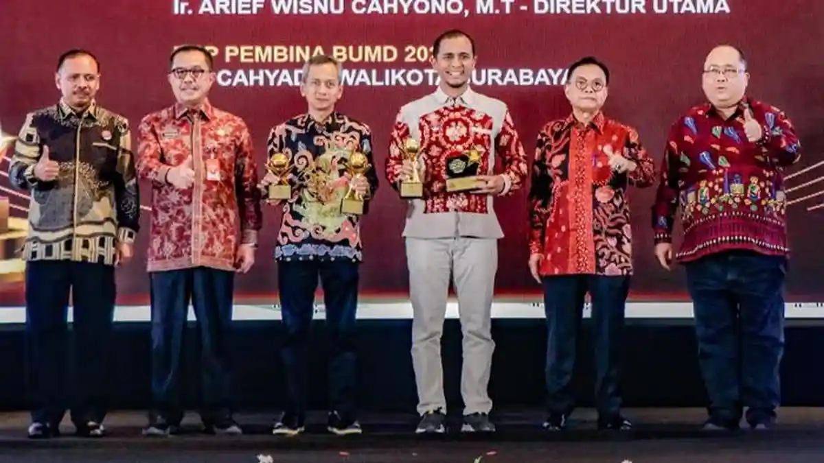 PAM Surya Sembada Surabaya Raih Golden Trophy Anugrah BUMD Skala ...