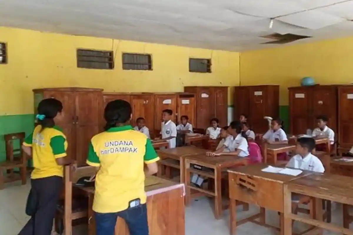 Mahasiswa KKN Undana Bantu Mengajar di SDK Nanaeklot Belu