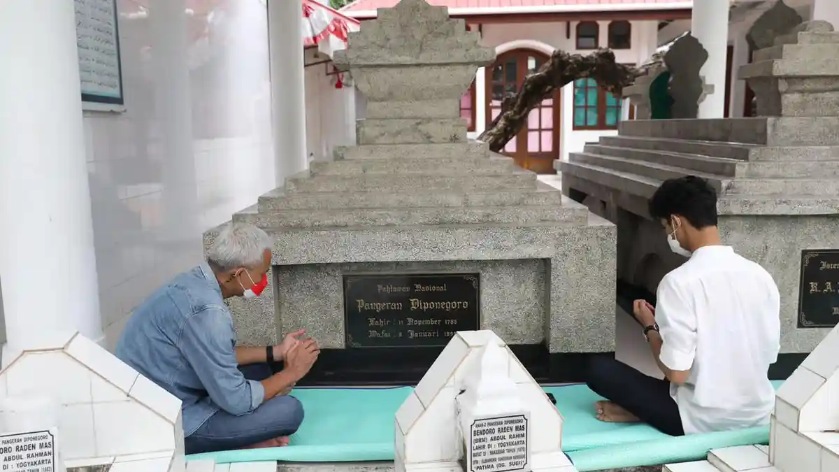 Ganjar Pranowo Ziarah ke Makam Diponegoro, Disambut Langsung Keturunan Kelima