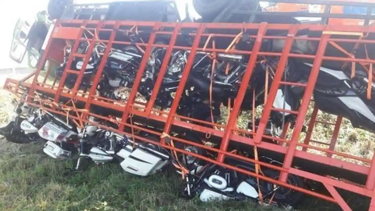 Sedih Lihatnya, Truk Angkut Harley-Davidson Jungkir Balik di Tol Cipali