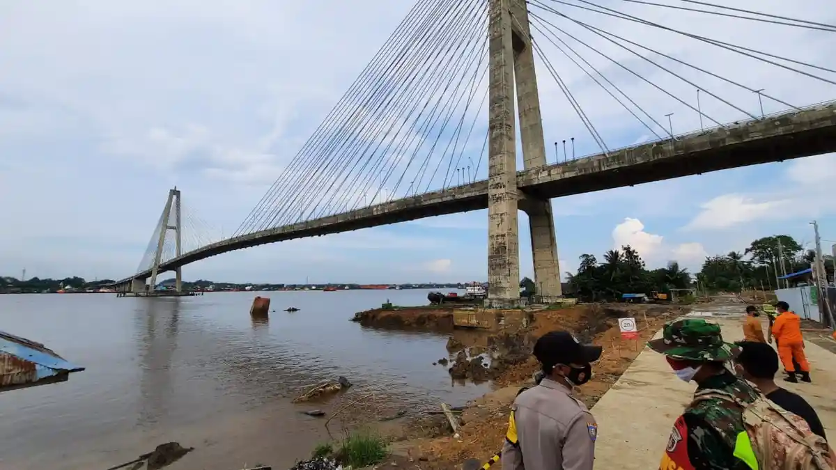 Satlantas Polresta Samarinda Pasang Barier Beton dan Patroli Sekitar Jembatan Mahkota Dua