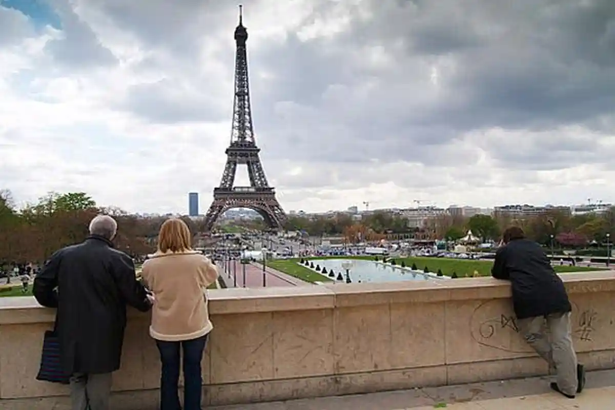 Nasib Pria Nekat Panjat Menara Eiffel Jelang Penutupan Olimpiade Paris 2024, Petugas Turun Tangan