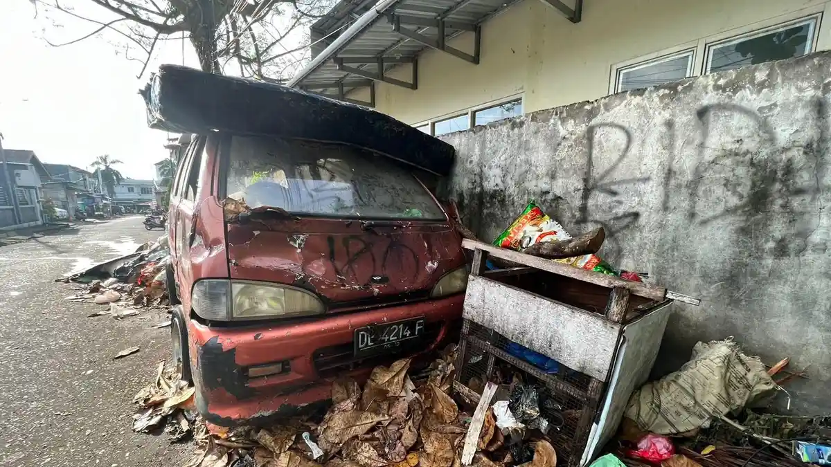 10 Tahun Rongsokan Minibus Zebra dan Bau Sampah Depan 2 Rumah Sakit Utama di Ternate