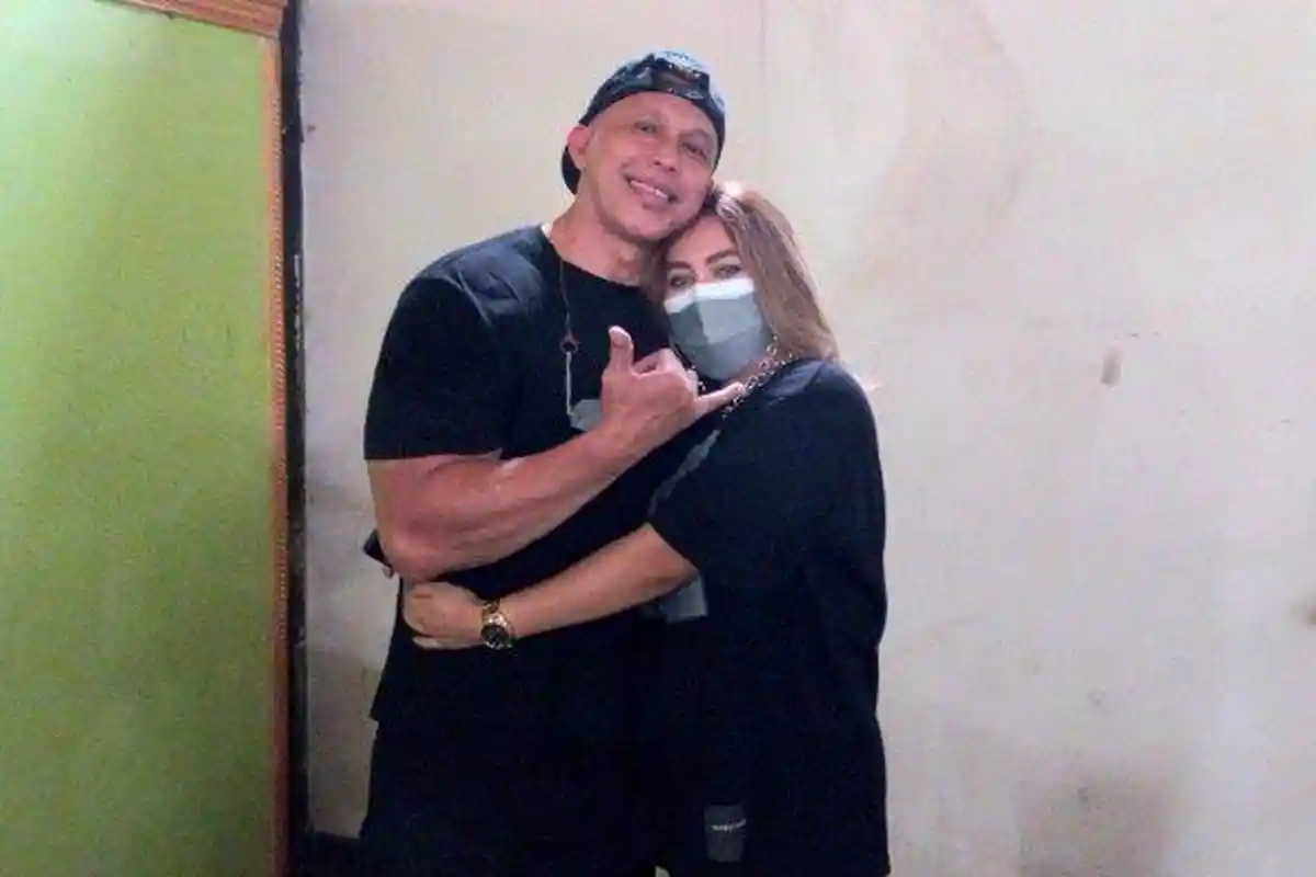 Ingat Bang Tigor? Begini Kabarnya Setelah Menikah dengan Wanita 24 Tahun Lebih Muda