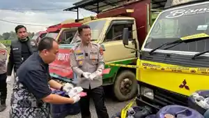 Petugas-menunjukkan-barang-bukti-kendaraan-barcode-pengisian-BBM.jpg