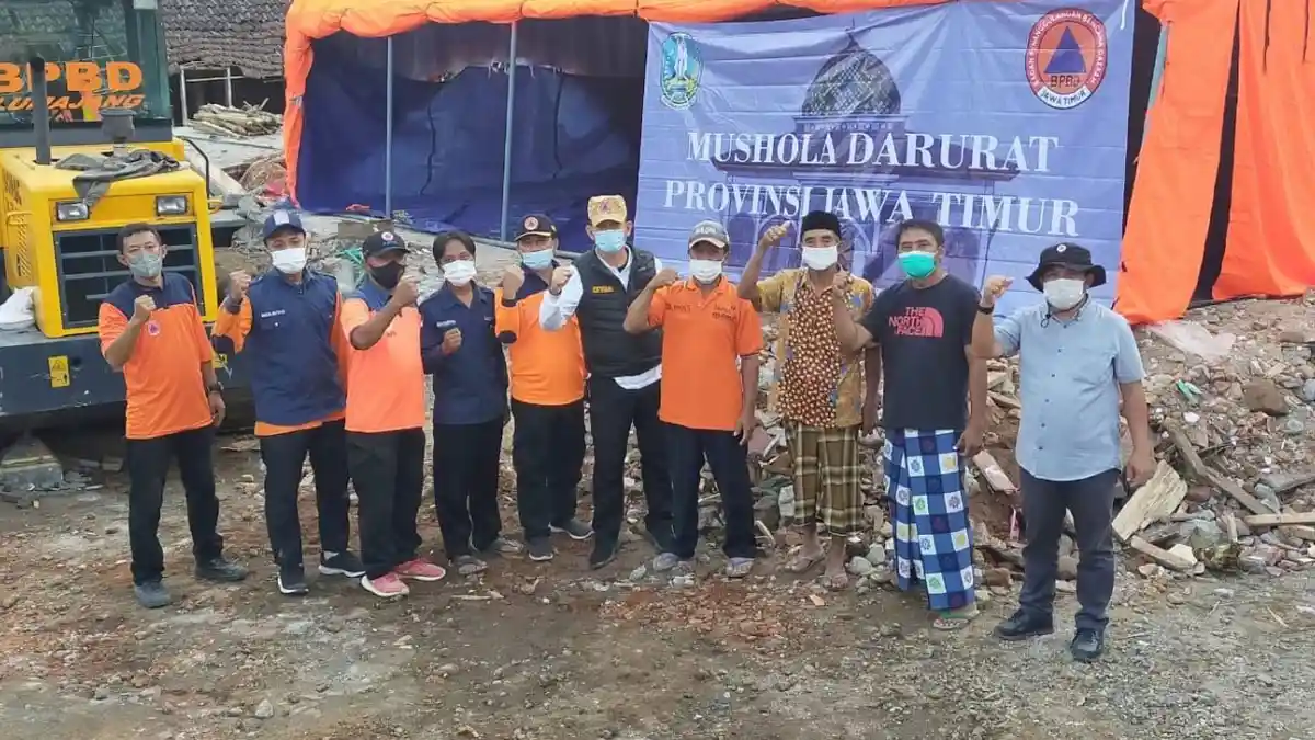 77 Tempat Ibadah Terdampak Gempa, Khofifah Kirim Terpal dan Sajadah agar Masyarakat Bisa Beribadah