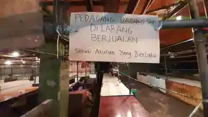 tulisan-larangan-berjualan-pedagang-daging-sapi.jpg