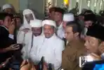rizieq-shihab-akhirnya-keluar-dari-gedung-reskrimum-polda-jawa-barat_20170213_235603.jpg