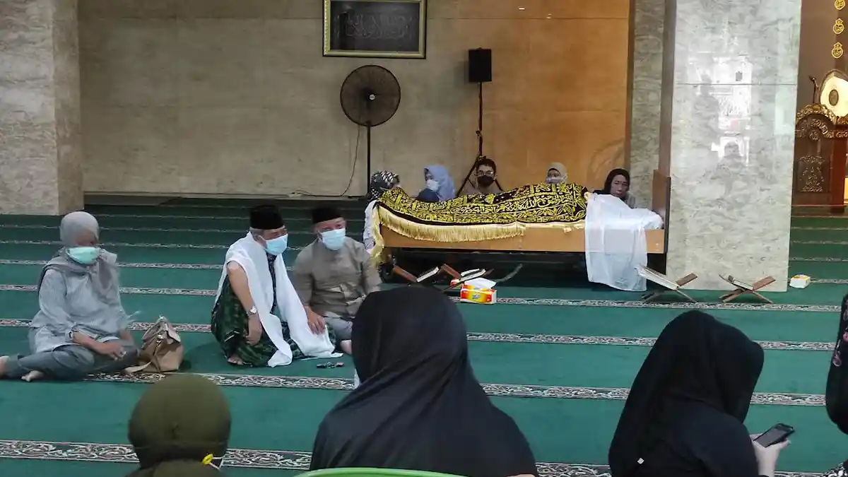 Jenazah Ande Abdul Latief Dimakamkan Setelah Salat Asar