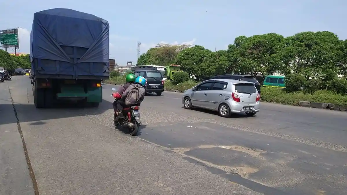 Jalan Bergelombang di Simpang Cileunyi Membahayakan Pemudik, Warga Berharap Segera Diperbaiki
