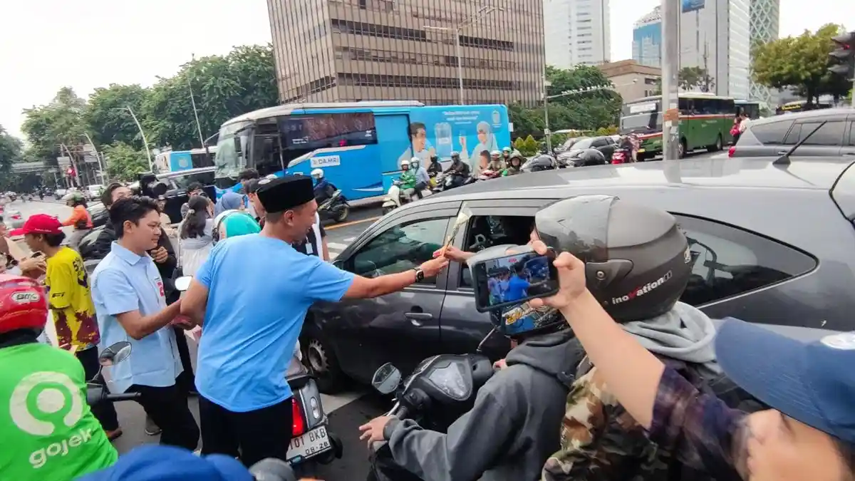 Unggul di Quick Count Pilpres 2024, TKN Fanta Prabowo-Gibran Bagi-bagi Bunga dan Cokelat di Thamrin