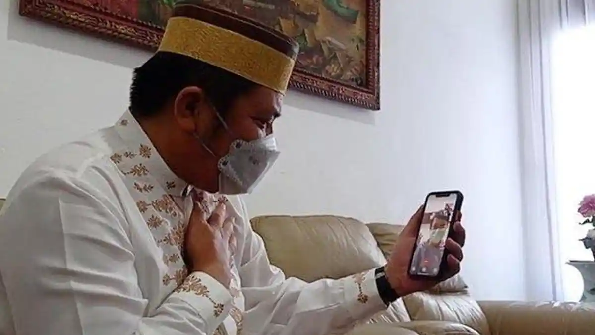 Pakai Songkok Bugis dan HP Apple iPhone, Gubernur Sumsel Video Call dengan Ibu Perawat RS Siloam