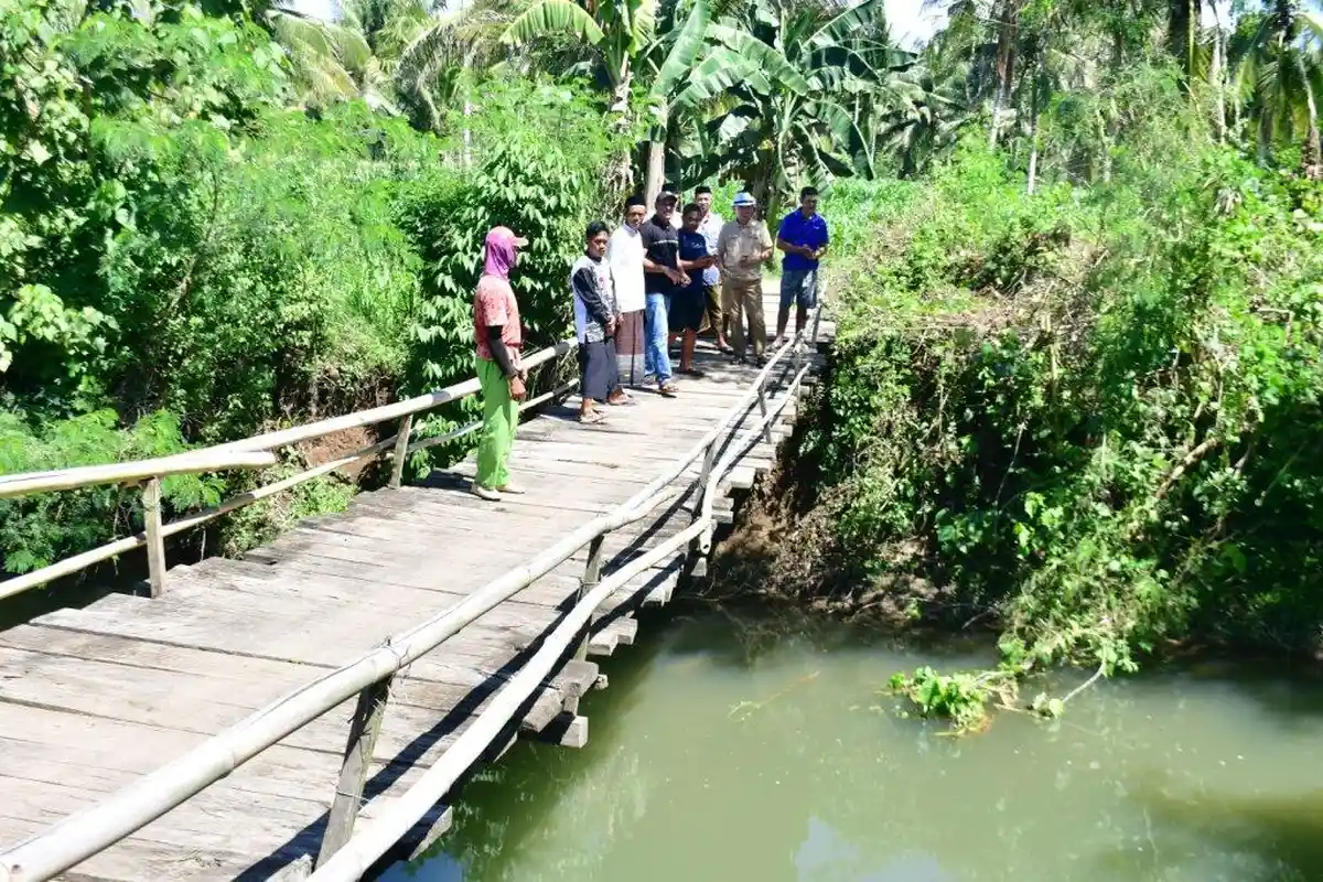 Warga Khawatir Melintasi Jembatan Panca Karsa Pohuwato yang Sudah Lapuk