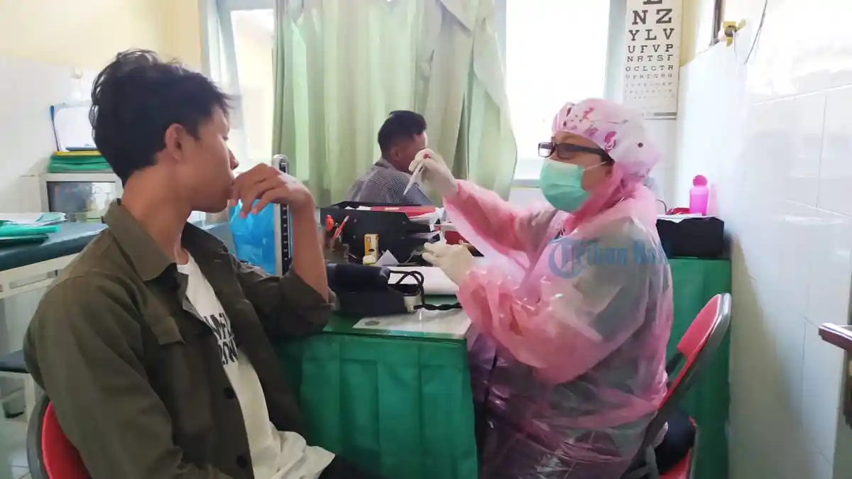 Khawatir Terinfeksi Virus Corona, Petugas Medis di Puskesmas Buleleng II Pakai Jas Hujan