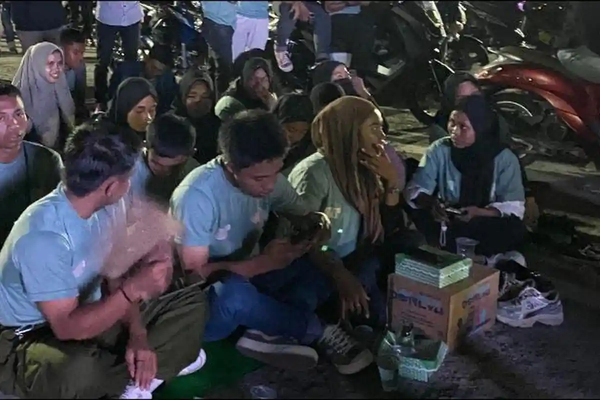 Warga Lesehan Nonton Debat Calon Gubernur Gorontalo di Area Parkiran, Riuh Sorak Sorai Yel-yel