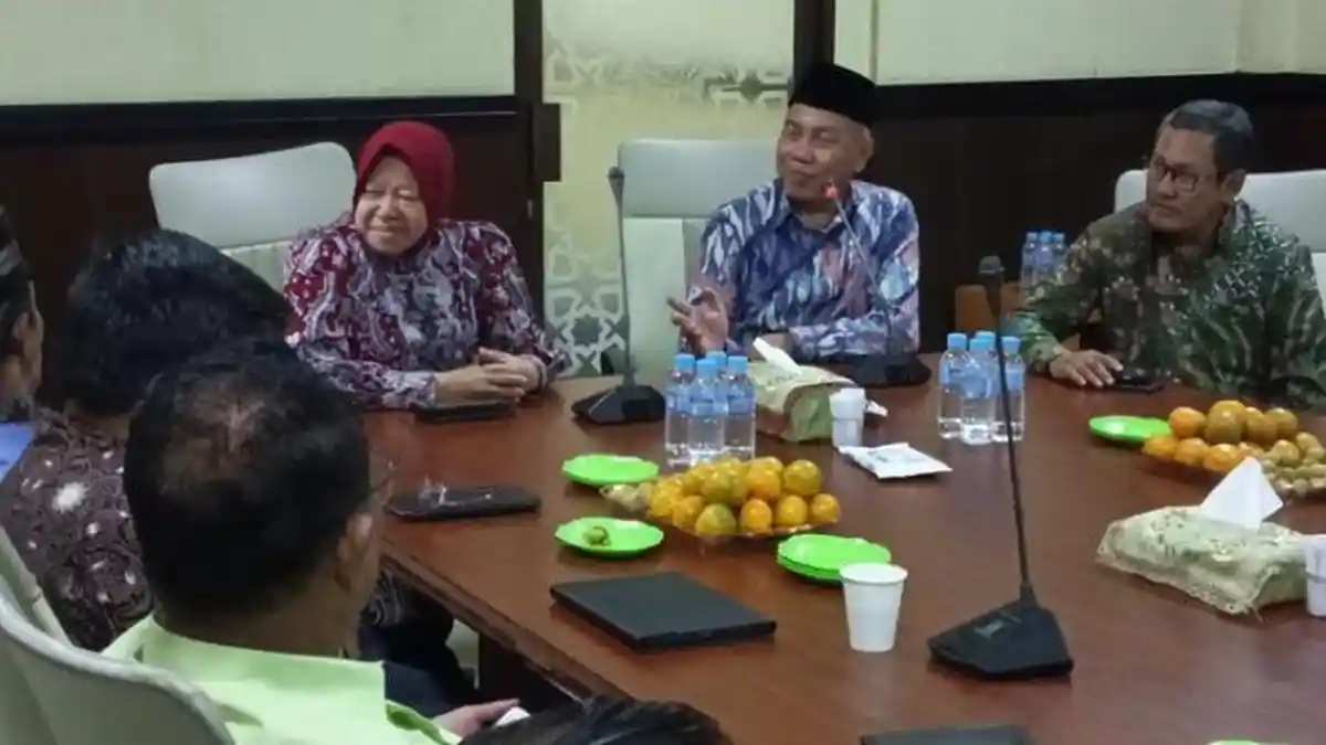 Risma Kunjungi Kantor Muhammadiyah Jatim, Diskusikan Banyak Hal, Terutama Pendidikan