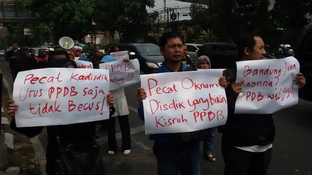 Sejumlah Guru Honorer Kota Bandung Datangi Balai Kota